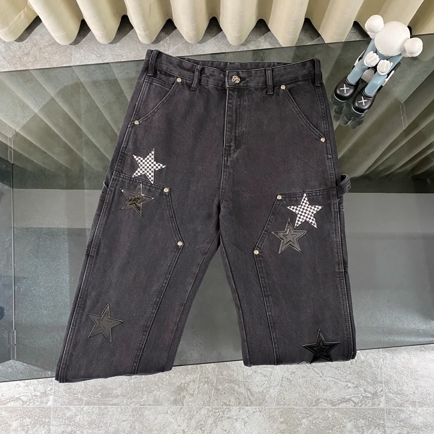 P270 Chrome hearts Chrome hearts Miami limited edition star black work jeans logging pants Chrome hearts city limited jeans Hardware customization Original development vintage levis American-made 501 black and gray base version Levi's American-made 501 base version Imported sheepskin 925 silver jewelry remake [Top heavy industry fashion design] Consistently high-street luxury style. Speaking of this style, the Zangyin family and GU family are definitely the leading representative brands. Especially the Zangyin family has really achieved a state-of-the-art effect in creating high-street style. The unique washed material is used to create this style. The color system is already quite eye-catching. After it is decorated with patchwork cross flowers, it cleverly highlights the charm of the brand. Secondly, this style uses classic The high-waist cutting design highlights the long legs and fashionable temperament of the upper body. The brand is highly recognizable and the slim fit configuration is more suitable for daily wear. It is a product that interprets personality, fashion, and specifications at a glance. This single product is enough to make any fan excited. It can be a white T-shirt for a youthful college style, or a tight suspender for a royal style. It has strong matching ability and can be easily controlled by men.  [Materials and craftsmanship] Needless to say, this point goes without saying. As an excellent craftsman brand, Zangyin’s requirements for details and craftsmanship are really perfect. The washed color of this model has gone through so many processes, not to mention the embellishment of denim appliques. It is also purely hand-made and sewn. Just like what they believe in, only hand-made things have soul and have the meaning of wear. A top-notch heavy-duty fashionable denim item, I look forward to your perfect interpretation! ! Color: black Size: 30-36